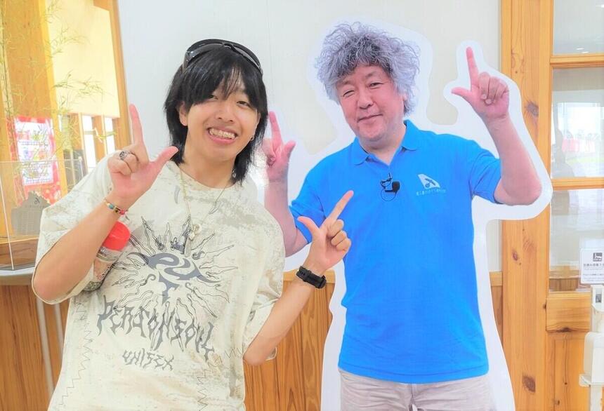 人型のパネルとポーズをとる男性