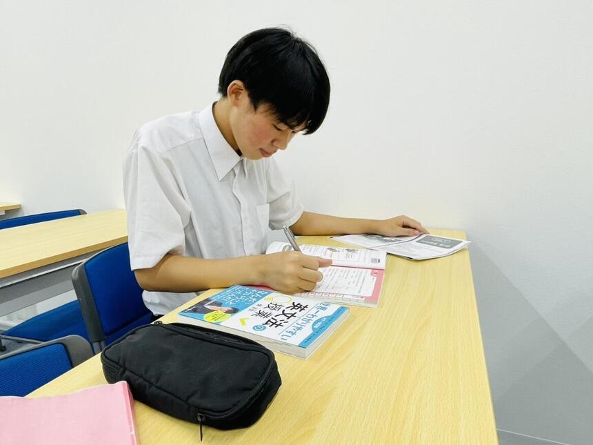 コツコツ取り組んで検定の合格を目指す様子の写真