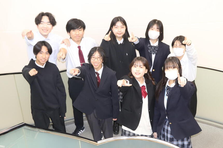 新入生交流イベントを迎える生徒たちがガッツポーズをしているようす