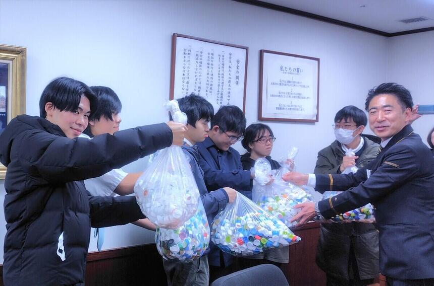 博多駅長さんにペットボトルキャップをお渡ししました！