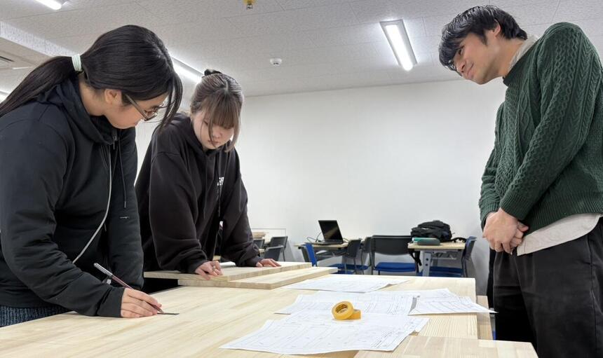 木材の切出しについて真剣に話合う生徒・指導者