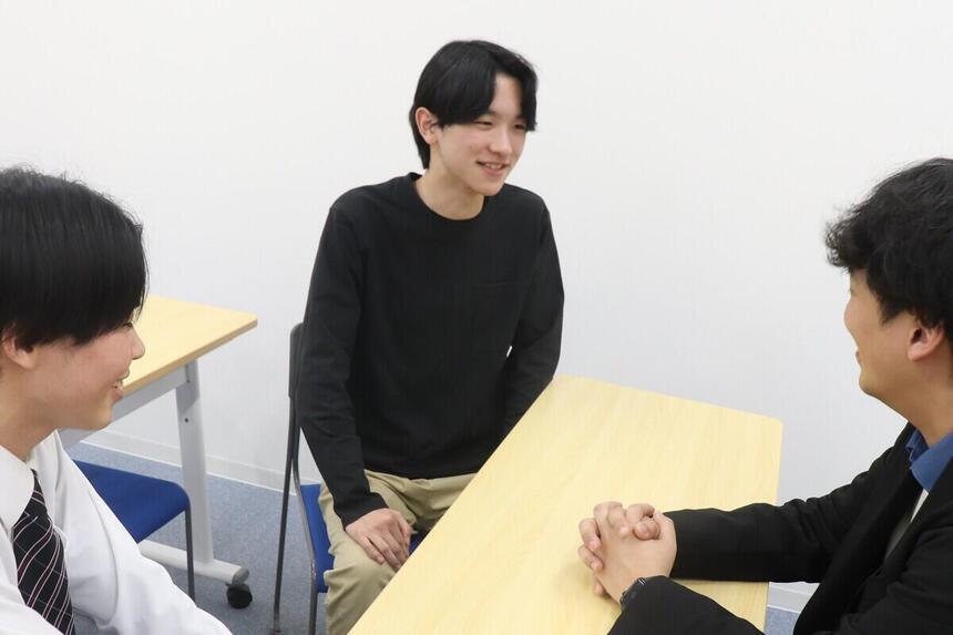 コーチと生徒の談笑