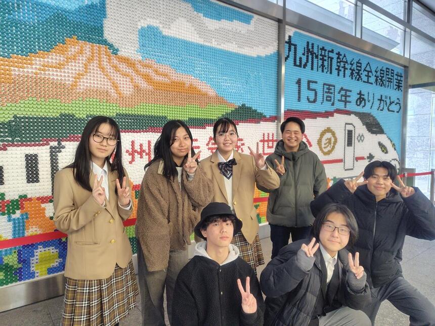 ペットボトルアートの前で