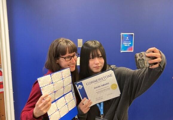 福岡のグローバルスクール参加生徒が、カナダのcornerstoneにて、終業式で講師と写真を撮っている時の写真