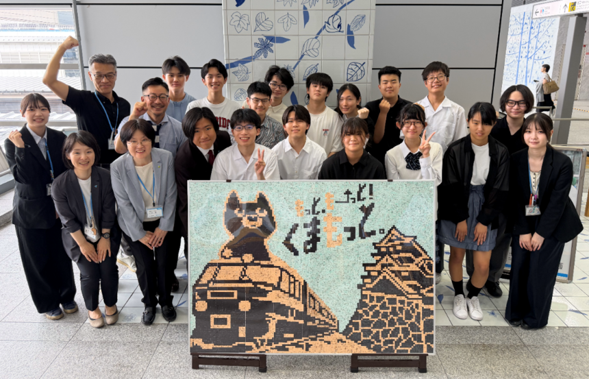 7月3日（金）午後14時よりJR博多駅にて使用済みきっぷモザイクアートのお披露目会をJR九州の社員の方、おおぞら高校、おおぞらカレッジでお披露目会を行いました。