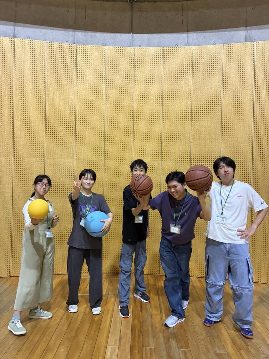 おおぞら高校の3年生の生徒が、屋久島スクーリングの自由時間でバレーとバスケットボールを行ったときの写真