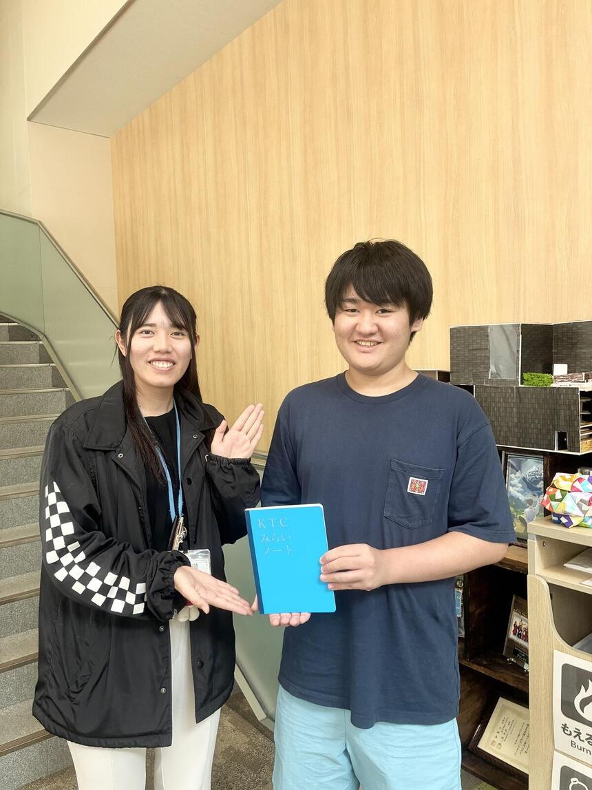 マイコーチ®と新しいみらいノート®をもらって喜んでいる生徒