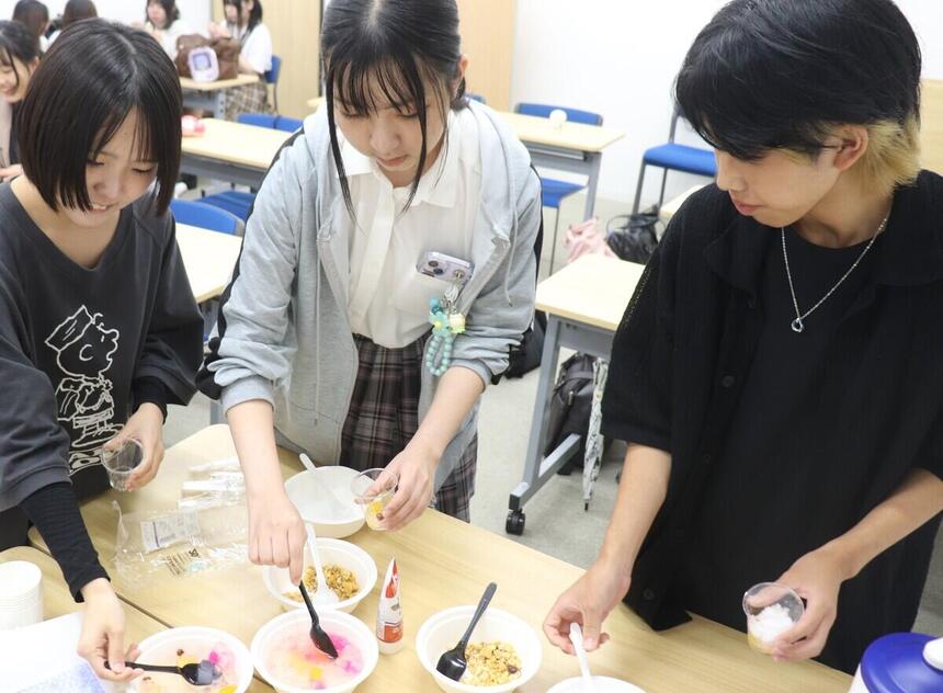 みらかけの時間に福岡キャンパスでハロハロをつくりながら交流する生徒たち
