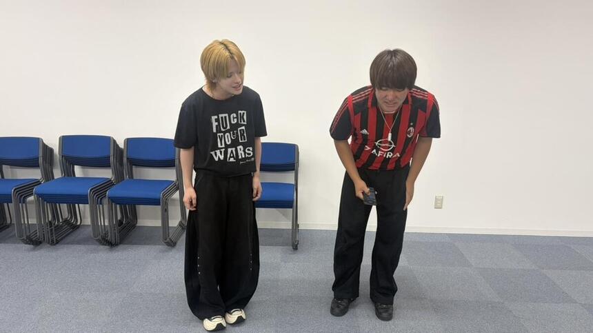 おおぞら杯に参加する生徒が福岡キャンパスで夏休み中にボーカルの練習をしている写真