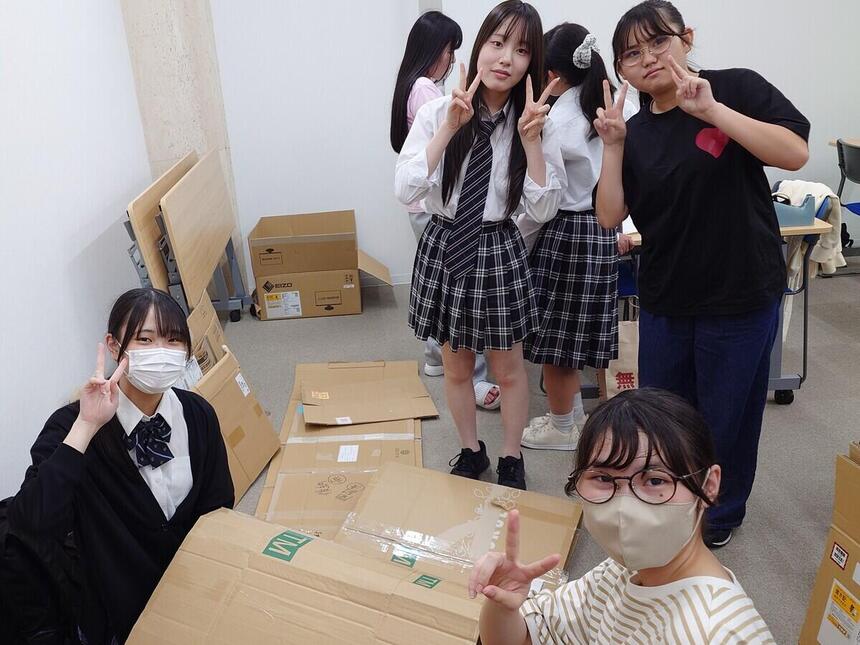 みらいの架け橋レッスン®の時間でスポーツ大会に向けて実行委員が制作物の準備を行っています