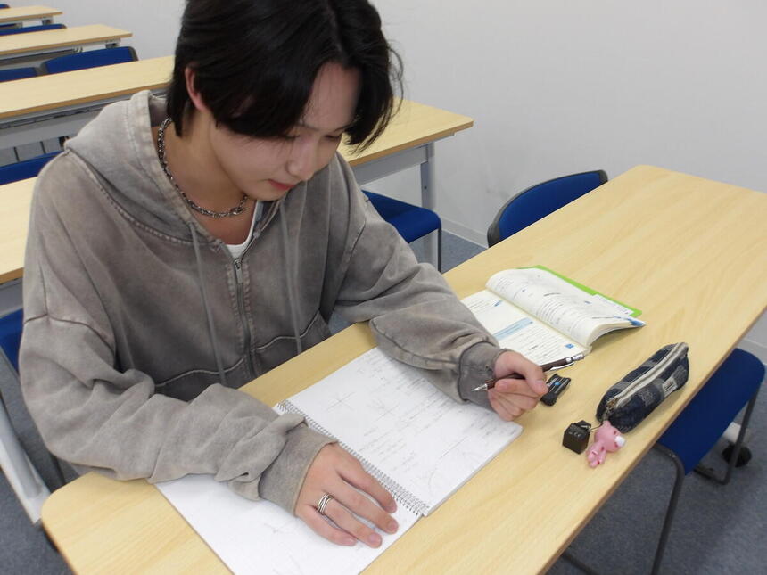 進学コースの生徒が志望の大学合格に向けて勉強している様子