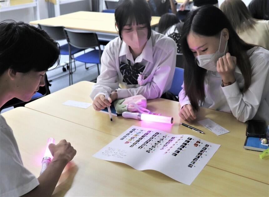 特別みらかけで「アイドルシャッフルメドレーを作ろう」をテーマにグループで意見を出し合っている様子