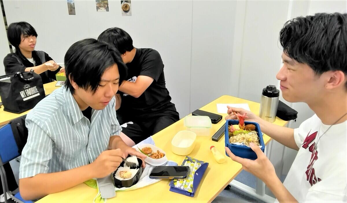 お弁当を食べる生徒