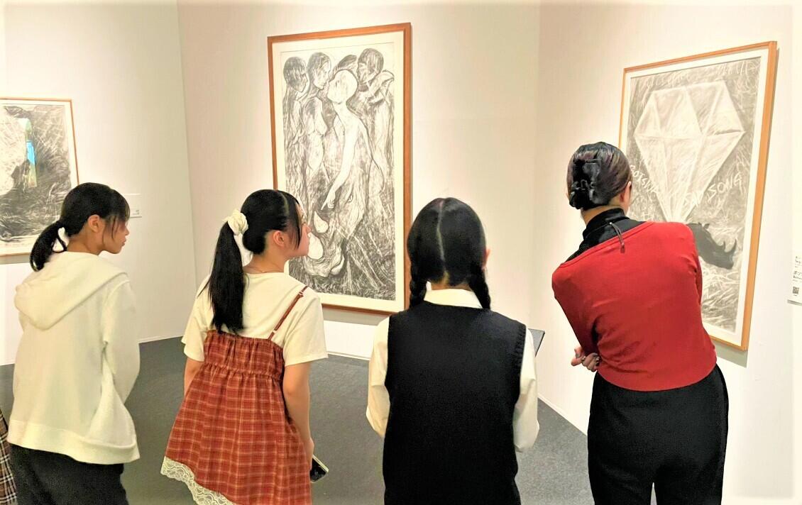 作品を鑑賞する生徒