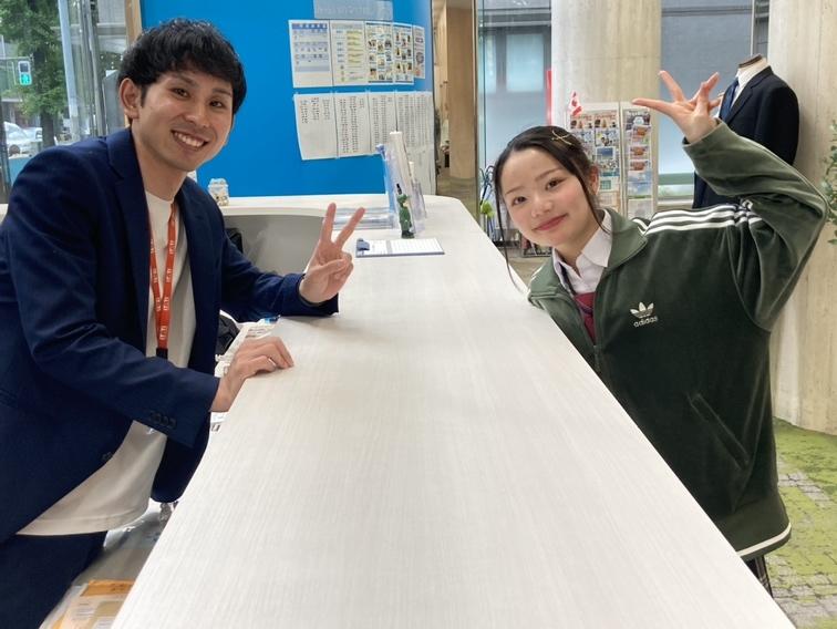 笑顔の福岡キャンパスの生徒とコーチ