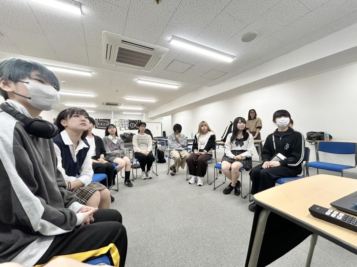 ダンス部門の結果発表待ちの様子