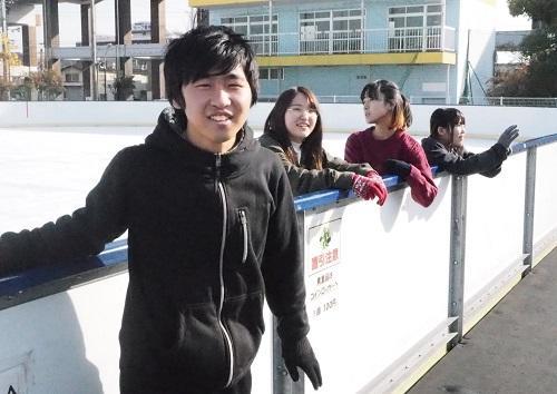 アイススケートをする生徒