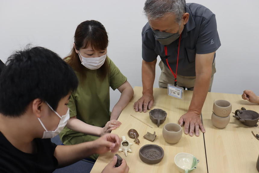 保護者も一緒に陶芸会の様子