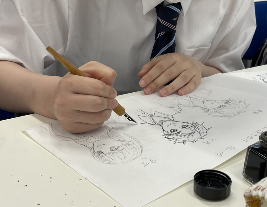 イラストを描く福山キャンパスの生徒