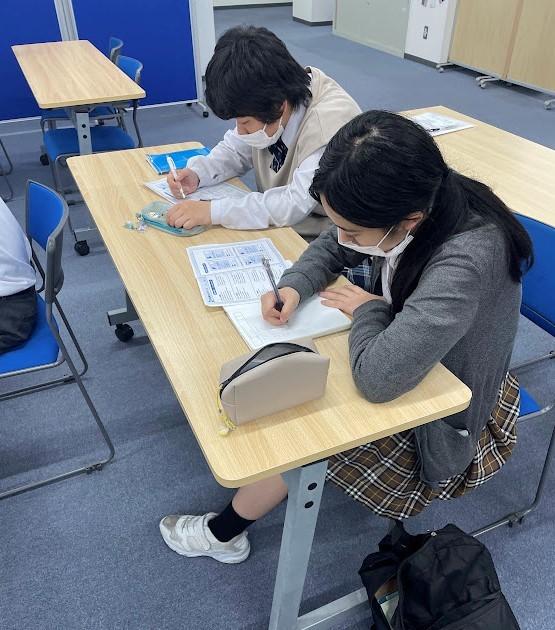 適性検査をしている生徒