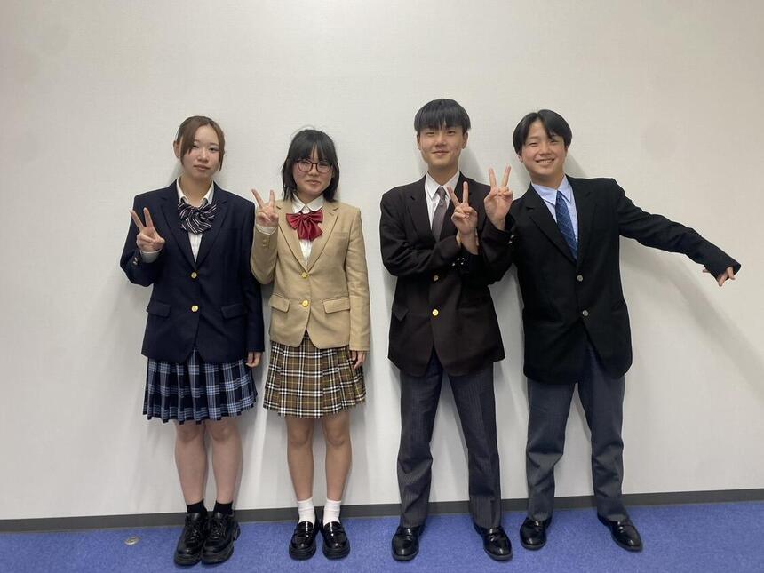 制服を着ている生徒