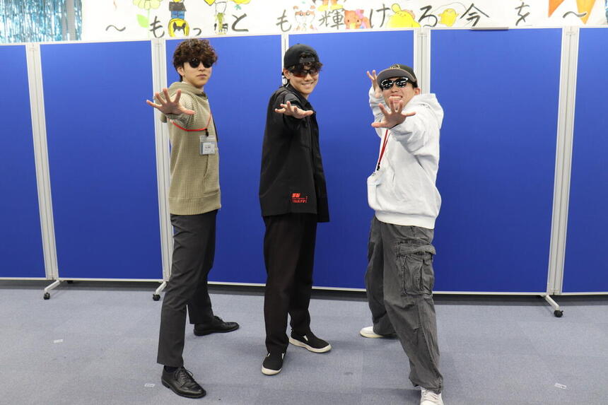 学院祭を楽しむ3人の男子生徒