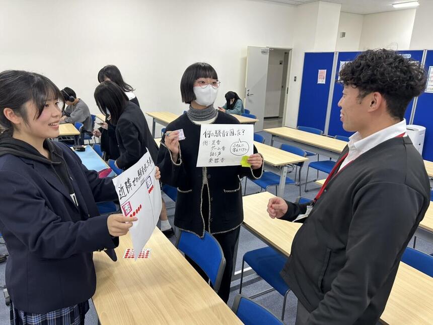 インタビューを受ける生徒たちの様子