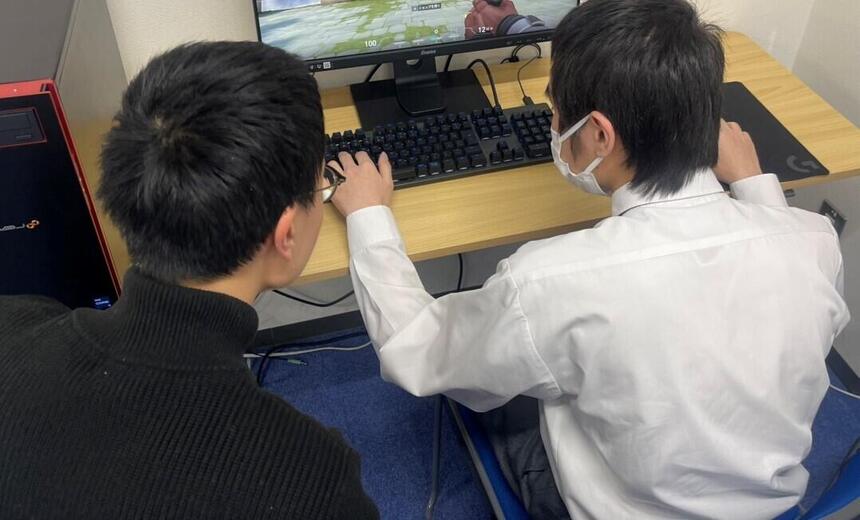 つながりタイムでゲームをプレイしている生徒の写真