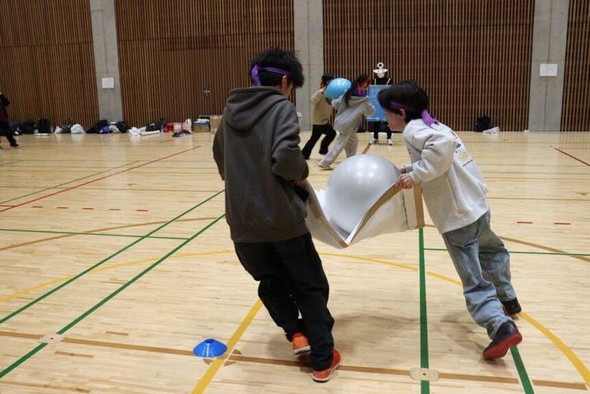 体育祭の競技に奮闘する生徒たち