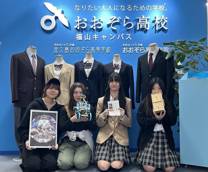 生徒がキャンパスにて製作物などをアピールしている様子