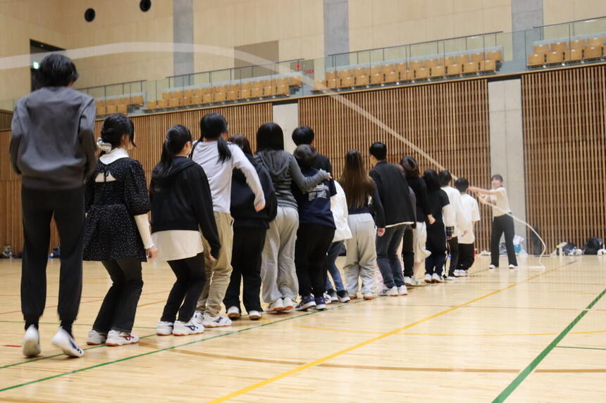 市営総合体育館で実施した新入生歓迎イベントにて生徒が長縄に取り組んでいる様子