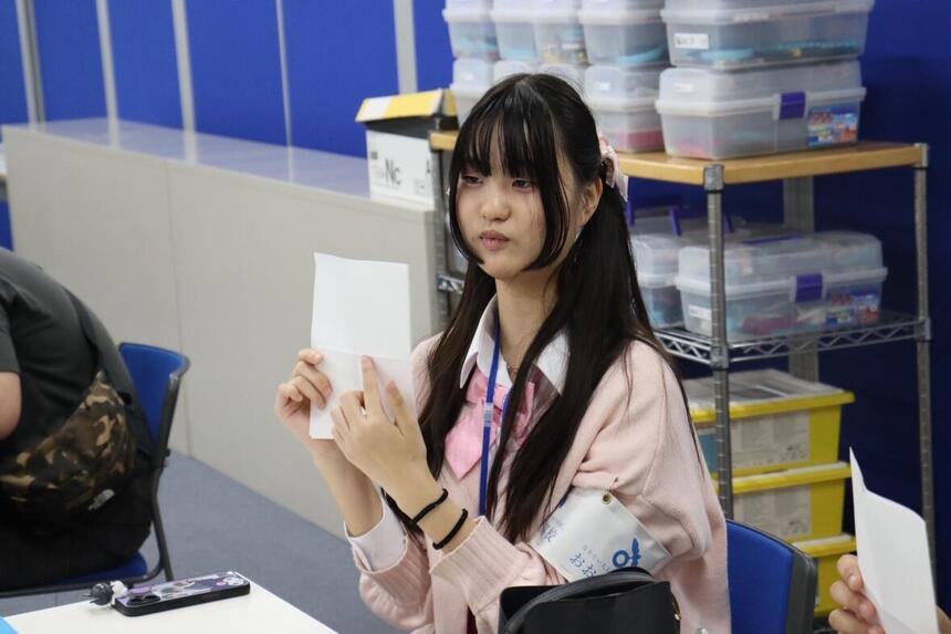福山キャンパスで子ども・福祉コースの生徒が、保育に使用できる工作の作り方を説明している写真