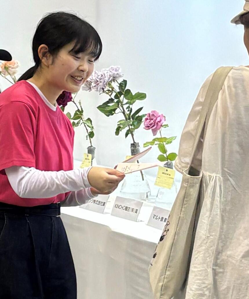福山ばら祭りにてボランティアに参加した女子生徒が来場者に声をかけている様子