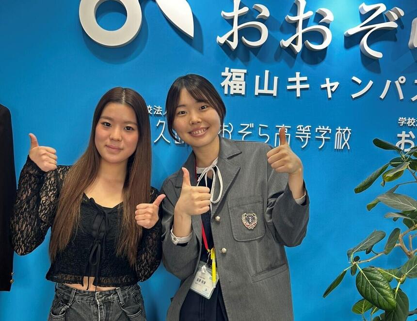 キャンパスで女子生徒がコーチと一緒に写真に写っている様子