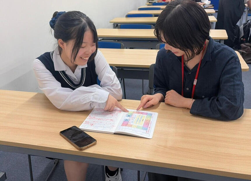 福山キャンパスでコーチとお喋りをする1年生の様子