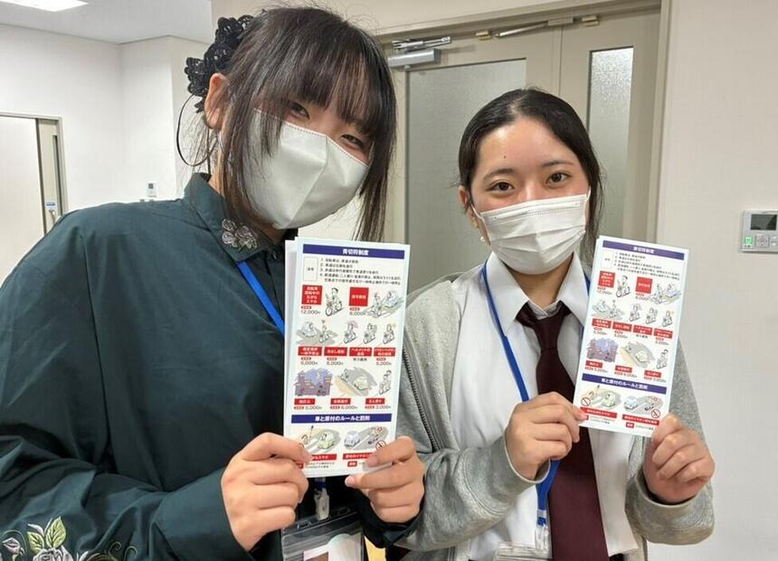 福山キャンパスにて生徒が交通ルールのパンフレットを持って写っている写真