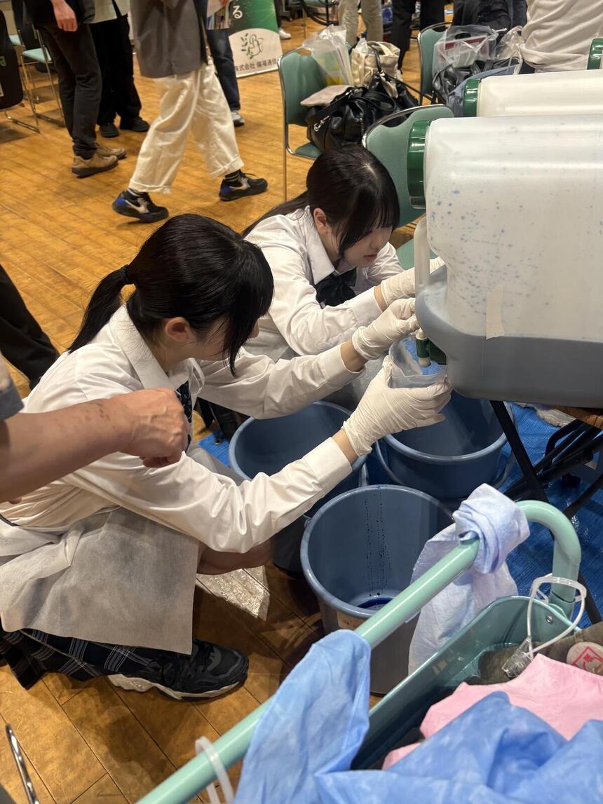 岡山コンベンションセンターで開催されたおしごとフェアに参加した福山キャンパスの生徒の様子