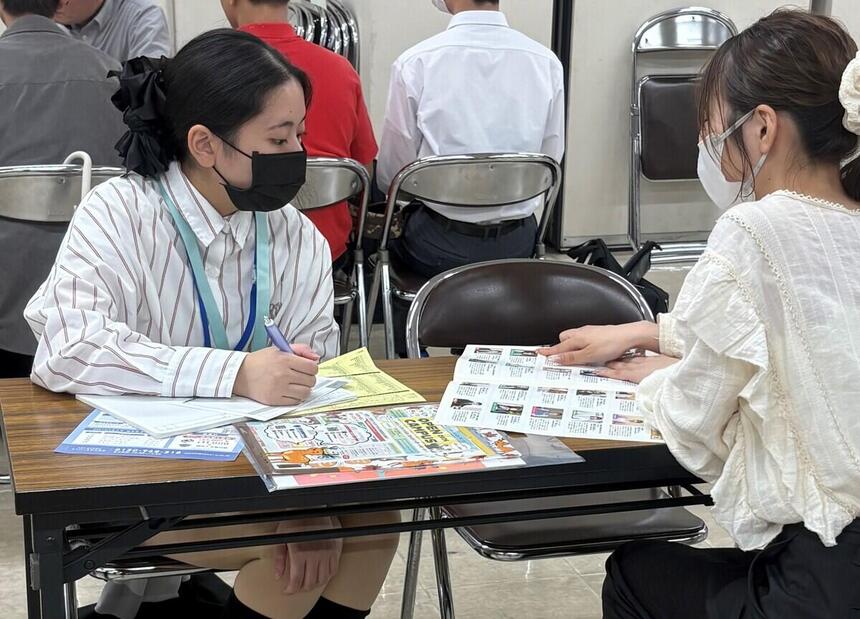 7月に2年生の生徒が進路ガイダンスで専門学校の方の話を聞いている様子