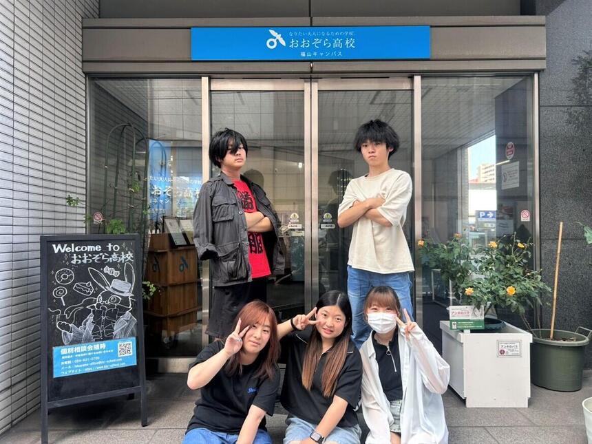 福山キャンパス前で来校者を歓迎している生徒の様子。