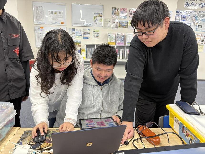 福山キャンパスにてプログラミングコースの生徒が授業に取り組んでいる様子