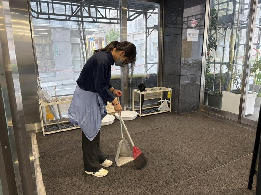 夏休み後半の大掃除イベント（ボランティア活動）で、福山キャンパスの玄関を真剣に、そして一生懸命きれいに磨いている生徒の様子