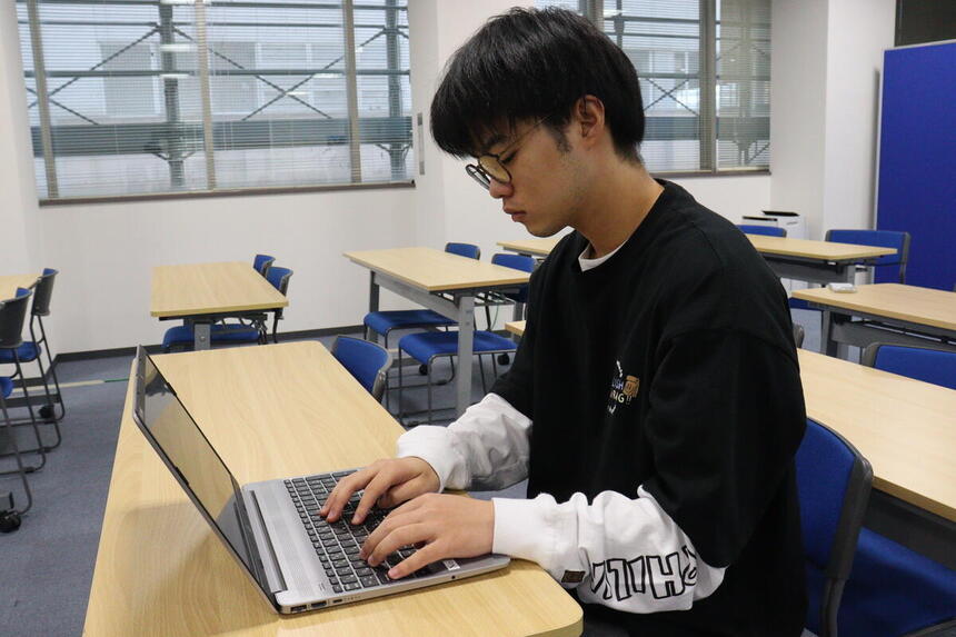 教室で編集作業を頑張るT君の様子