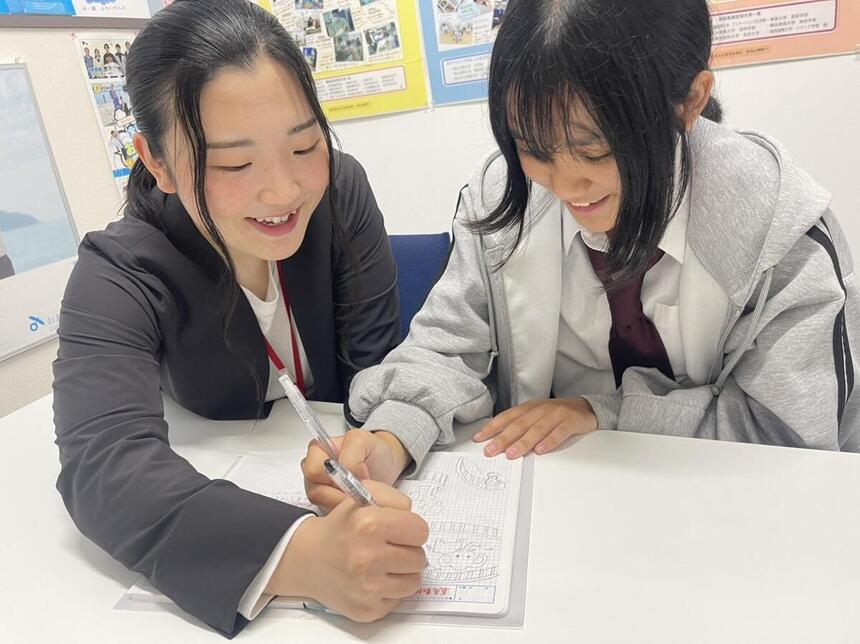 福山キャンパスでマイコーチ®とみらいノート®を書いている女子生徒の様子