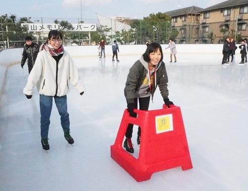 めげずに何度も滑り、最後は補助なしで滑っていた福山ガール