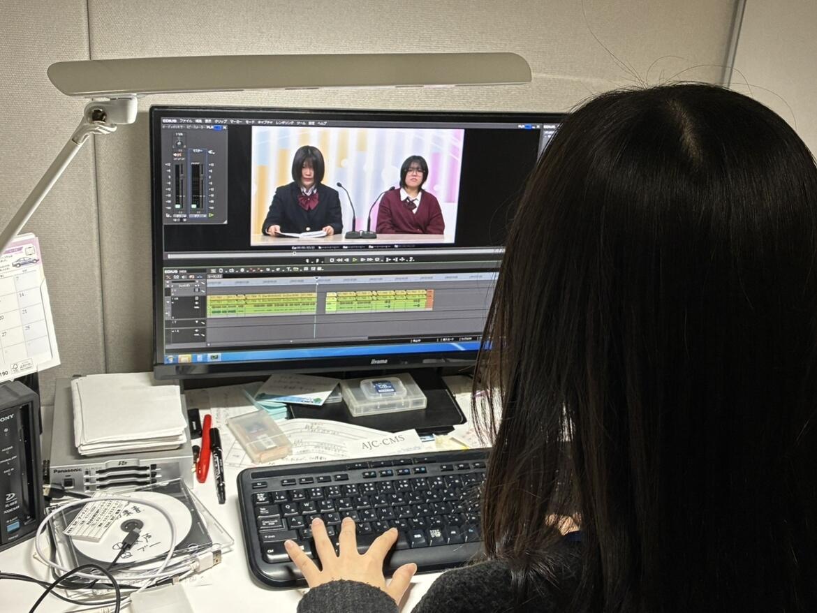 編集作業をしている生徒