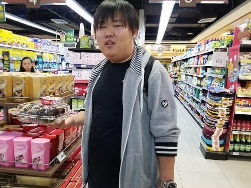 フィリピンスタディーツアーに参加している福山ボーイズ、現地のスーパーで買い物をしています