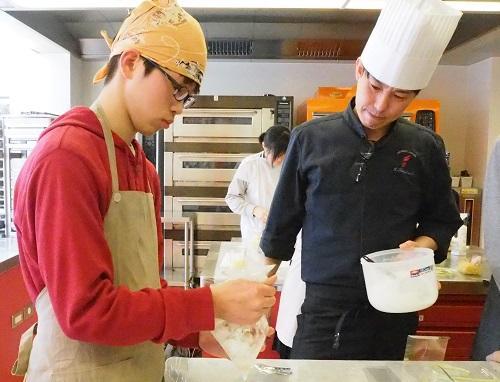 特別授業で穴吹製菓専門学校を訪問しクッキー作りを体験しました