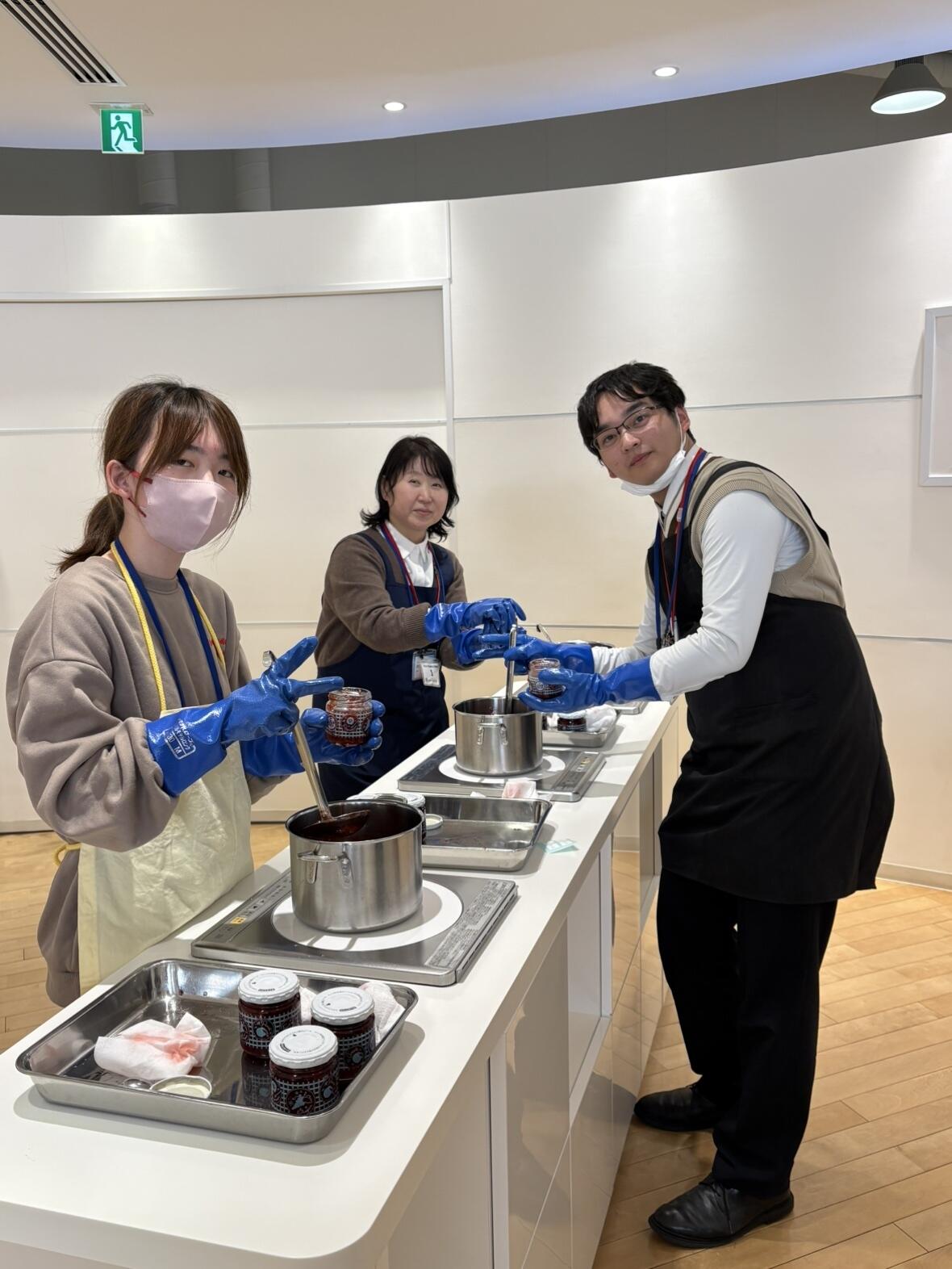 ジャムを作っている生徒