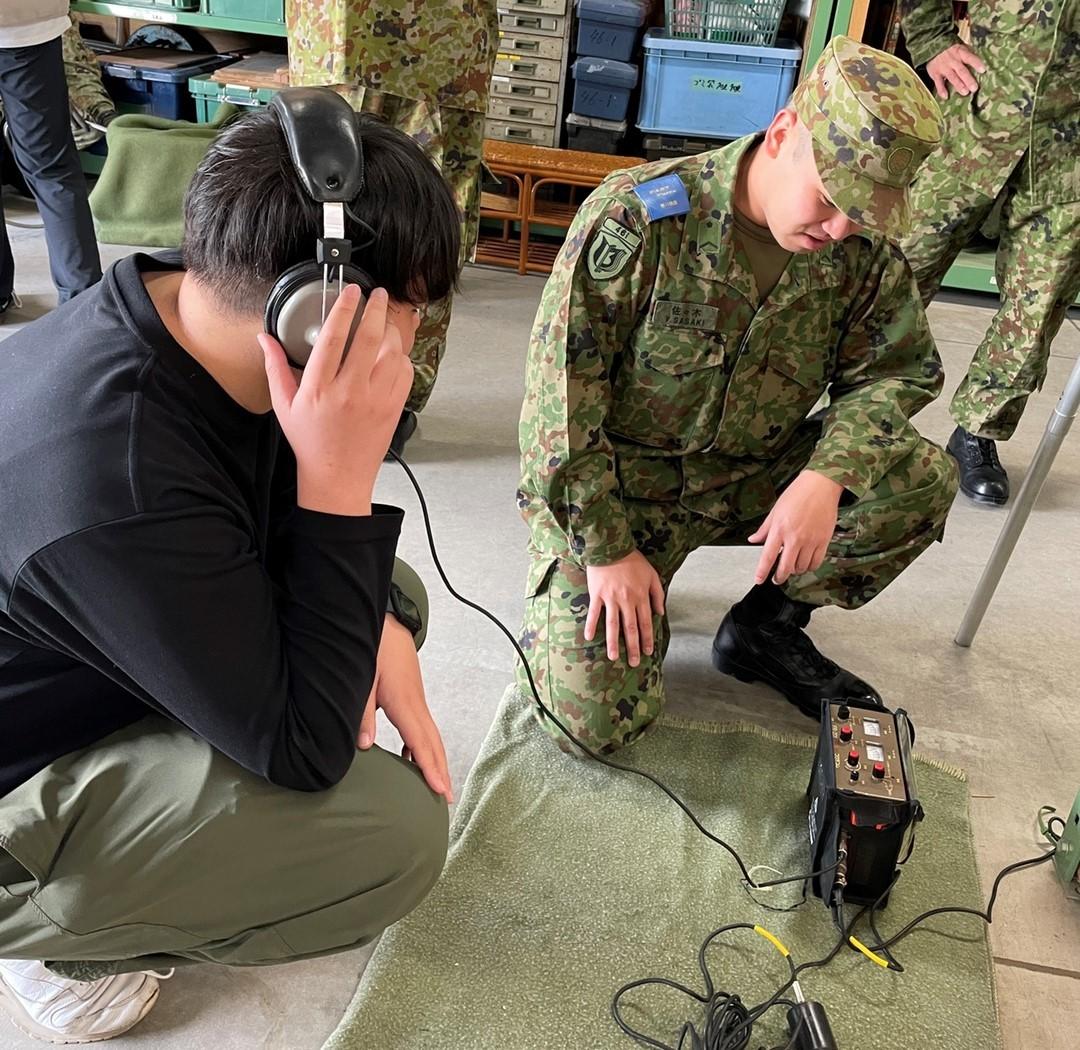 陸上自衛隊海田市駐屯地を訪れ、自衛隊の仕事について体験をする生徒