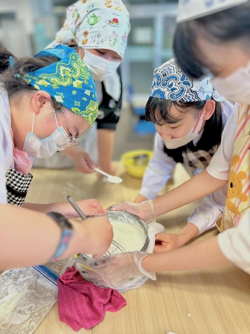 ハロハロを作る生徒